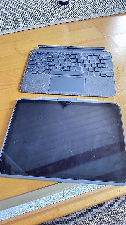 Apple Tablet PC: iPad 10, 256Go bleu avec clavier Logitech et étuis – Usato da Crissier venduto da Licorne1234 1