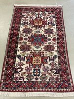 Orientteppich mit geometrischem Muster guter Zustand