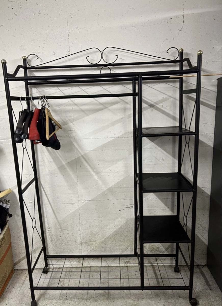Garderobe: Kleiderständer Metall – Gebraucht aus Winterthur von meg_q2vq