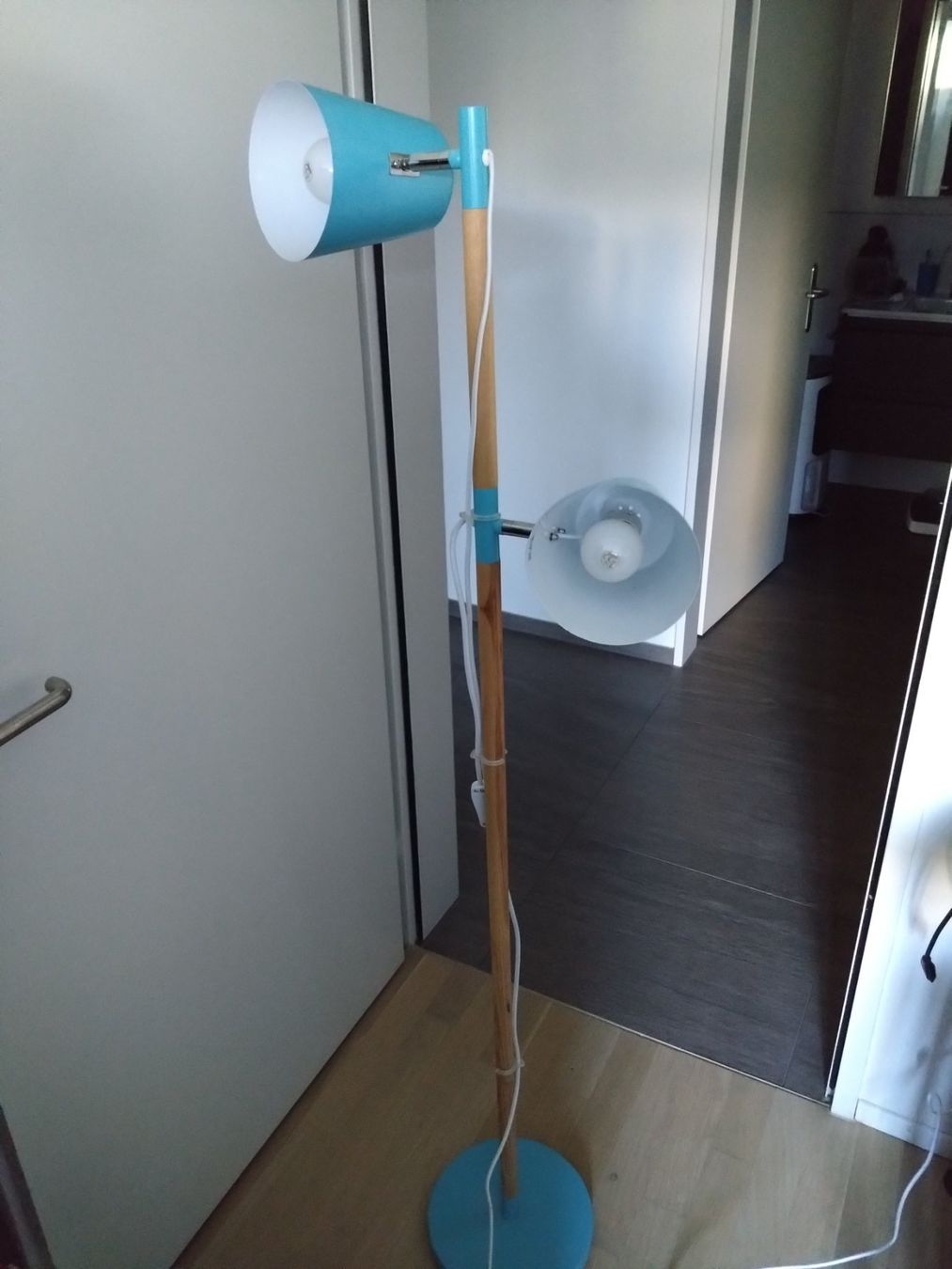 Lampen: Wunderschöne Stehlampe in modernem Hellblau – Gebraucht aus Ostermundigen von Krimskrams8