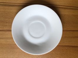 Weisse Porzellan Untertasse Antik und Vintage