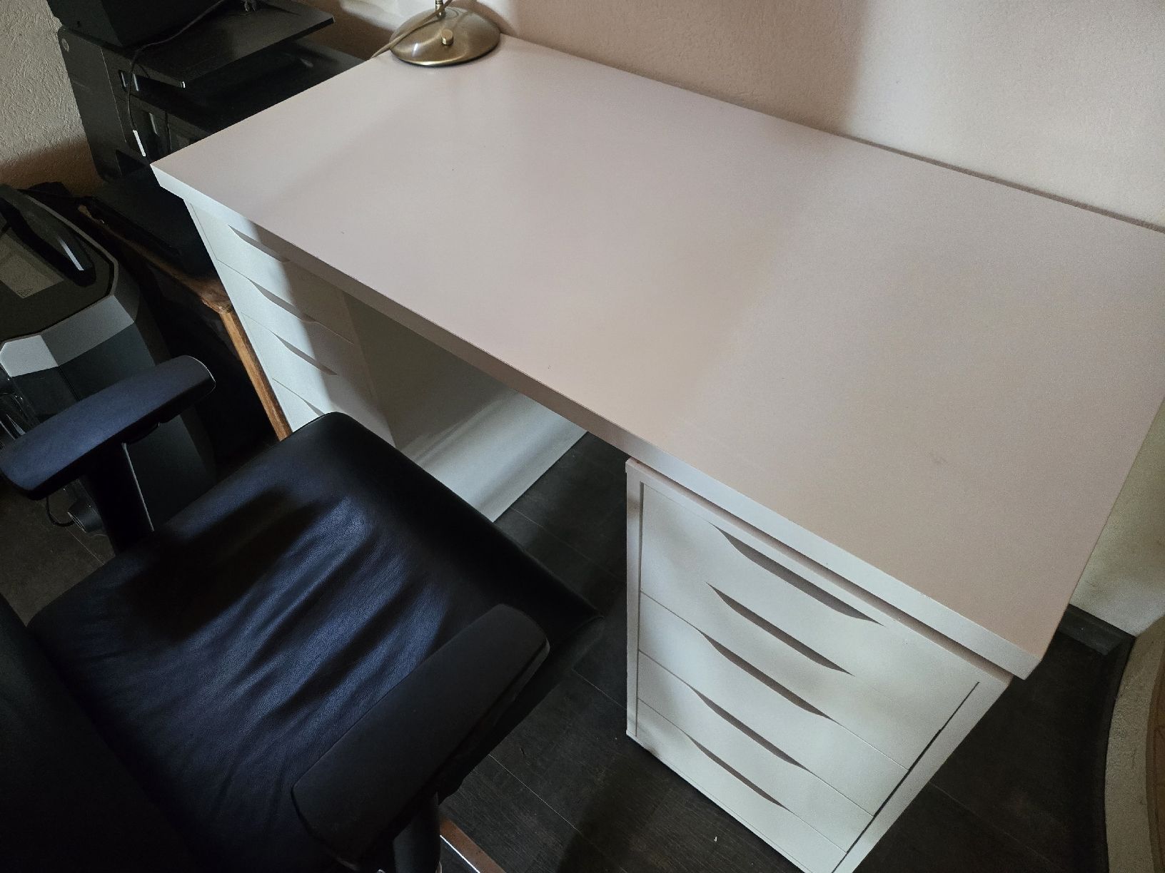Scrivanie: Bureau blanc Ikea avec caisson 6 tiroirs et chaise de bureau – Usato da Chéserex venduto da lau_scj6