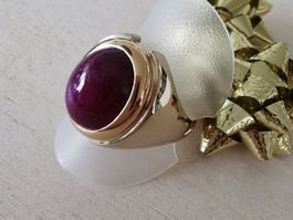 18Kt. GG/RG Ring, grosser Rubin Cabochon / Goldschmiede