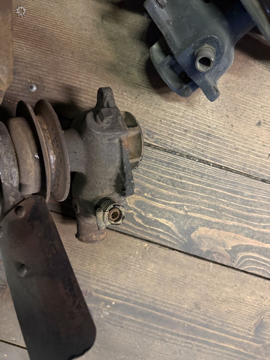 Tutti pezzi di ricambio auto: Wasserpumpe Jeep Willys  – Difettoso da Bennwil venduto da Ford5600t 1