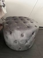 Samt-Pouf in Grau