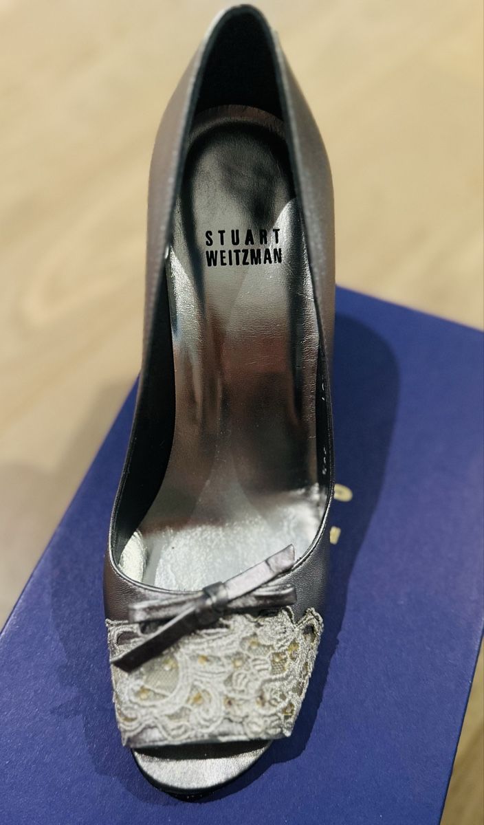 Stuart Weitzman Scarpe da donna: Stuart Weitzman Pumps silber mit Spitze neuwertig – Usato da Zollikon venduto da 75patrizio 4