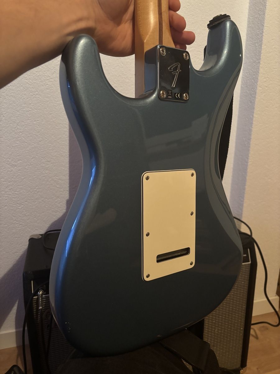 Fender Instruments de musique: Fender Stratocaster 2021 Placid Blue – D'occasion à Volketswil par Kryptek117 2