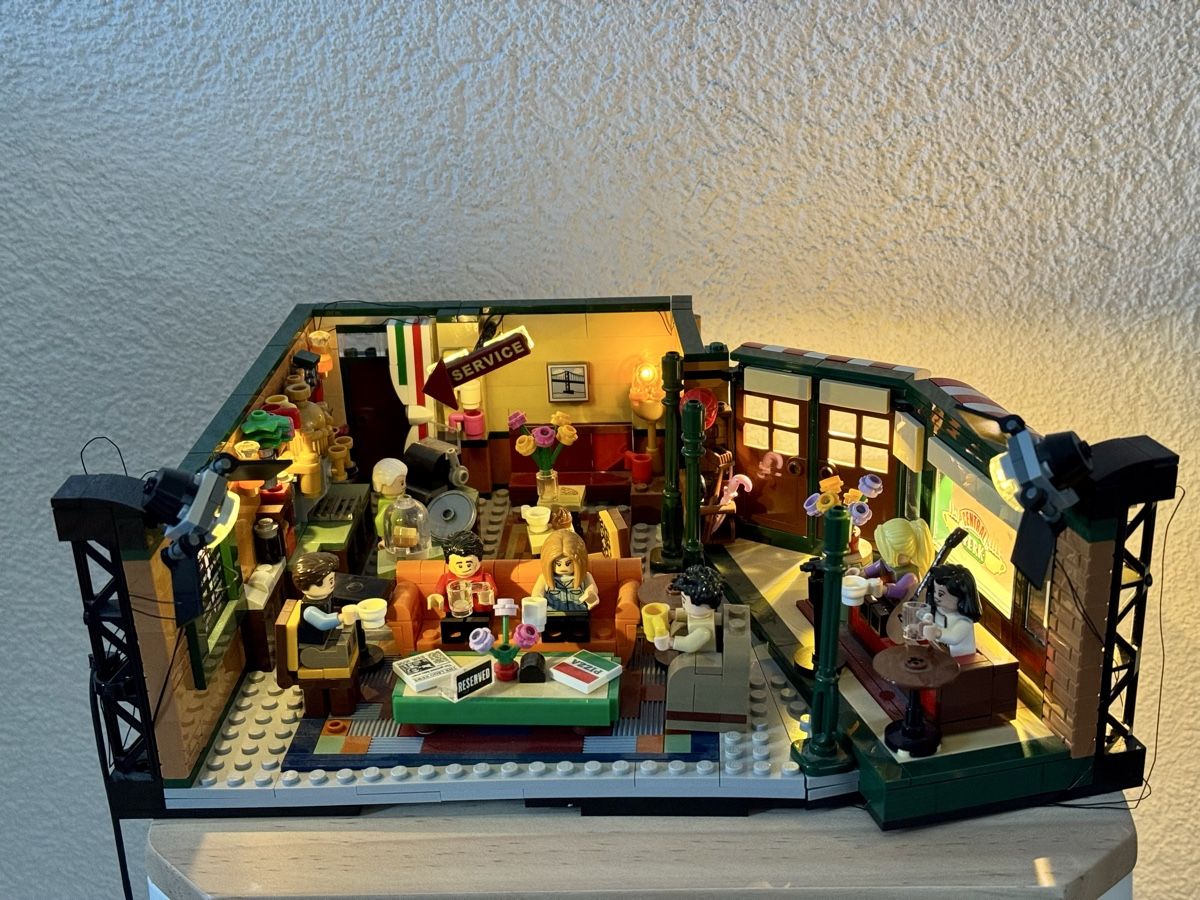 Lego Giocattoli: Lego Friends set Central Perk – Usato da Moutier venduto da CaatSerra