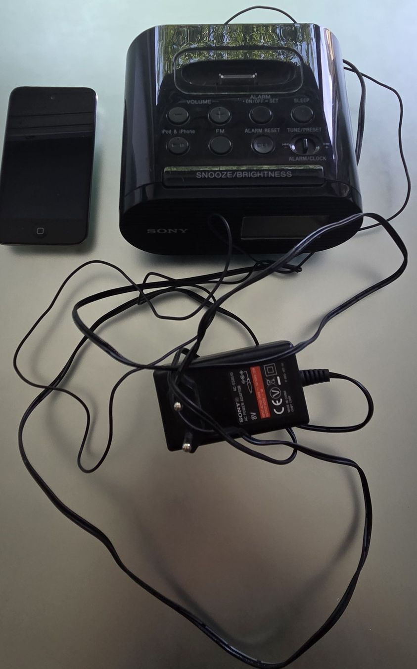 Apple Tragbarer Mediaplayer: Apple iPod Touch 8GB + Dockingstation – Gebraucht aus Huttwil von ser_gn9l 1