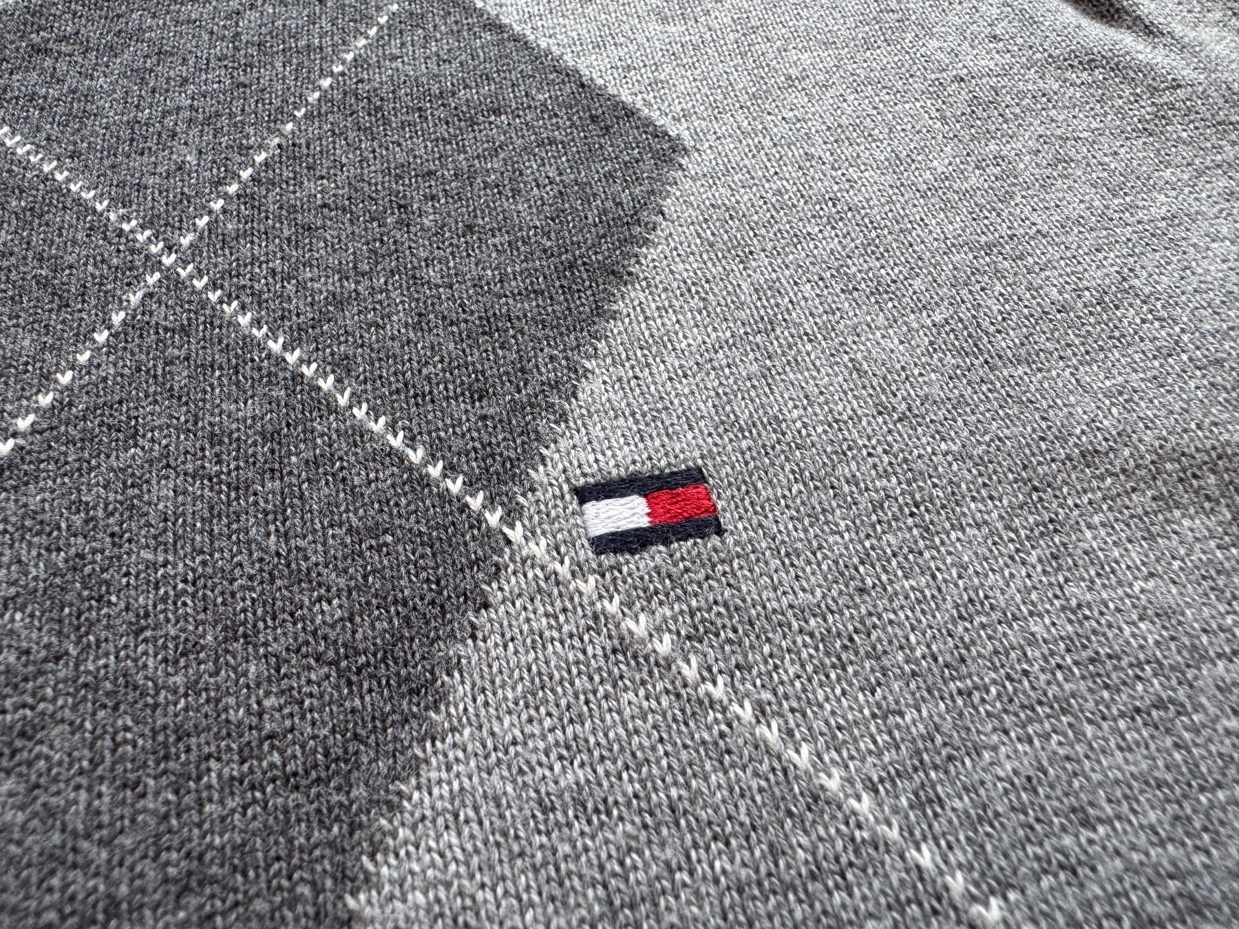 Tommy Hilfiger Maglioni & Felpe: Tommy Hilfiger V-Neck pullover MEN Size M 100% cotton – Usato da Neuchâtel venduto da _Easy_to_Find_ 1