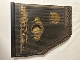 Antike Zither schwarz mit Verzierungen reparaturbedürftig