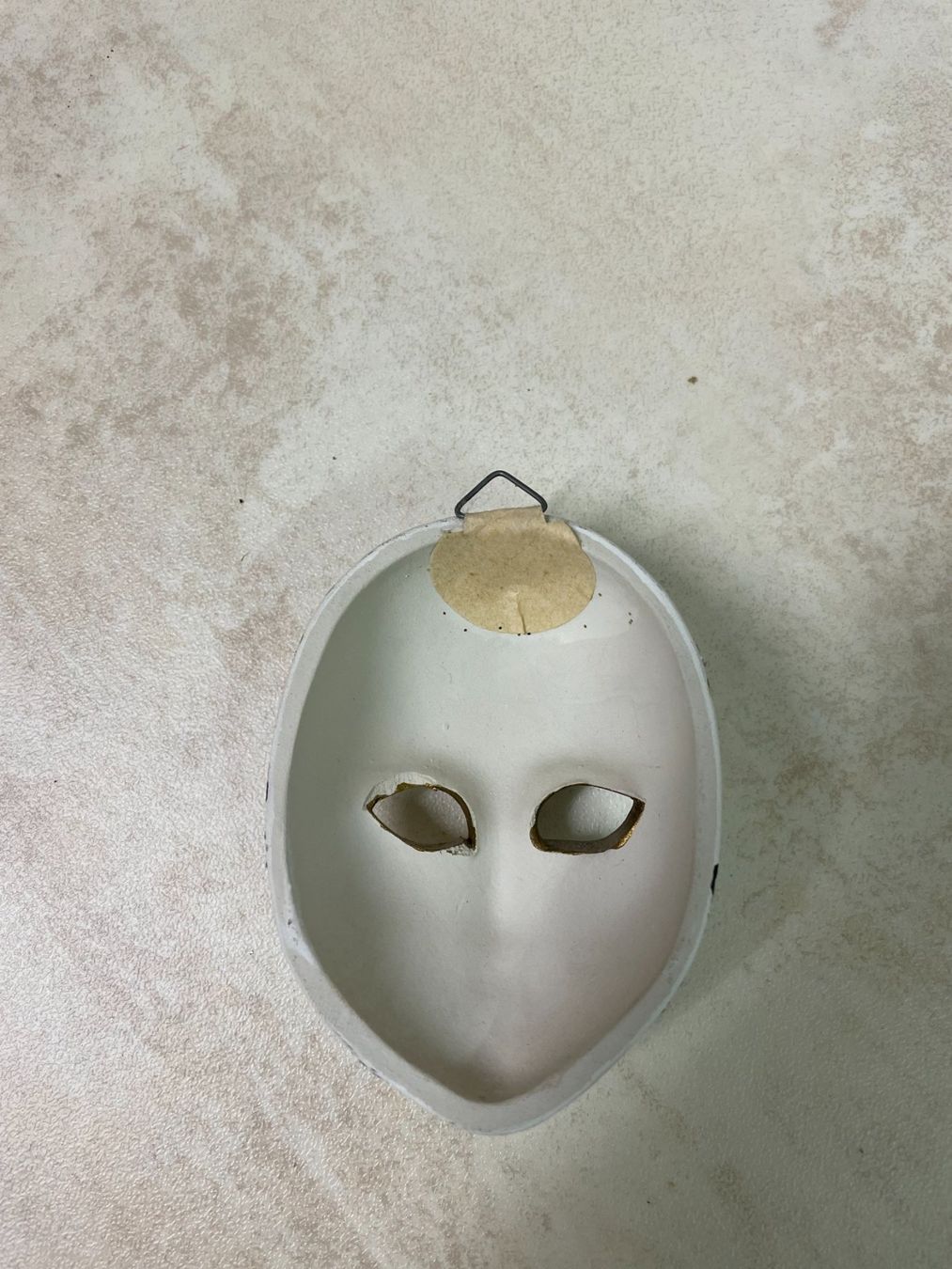 Masken: Bemalte Maske mit Aufhängeöse – Gebraucht aus Thayngen von Flomibrocki_2 3
