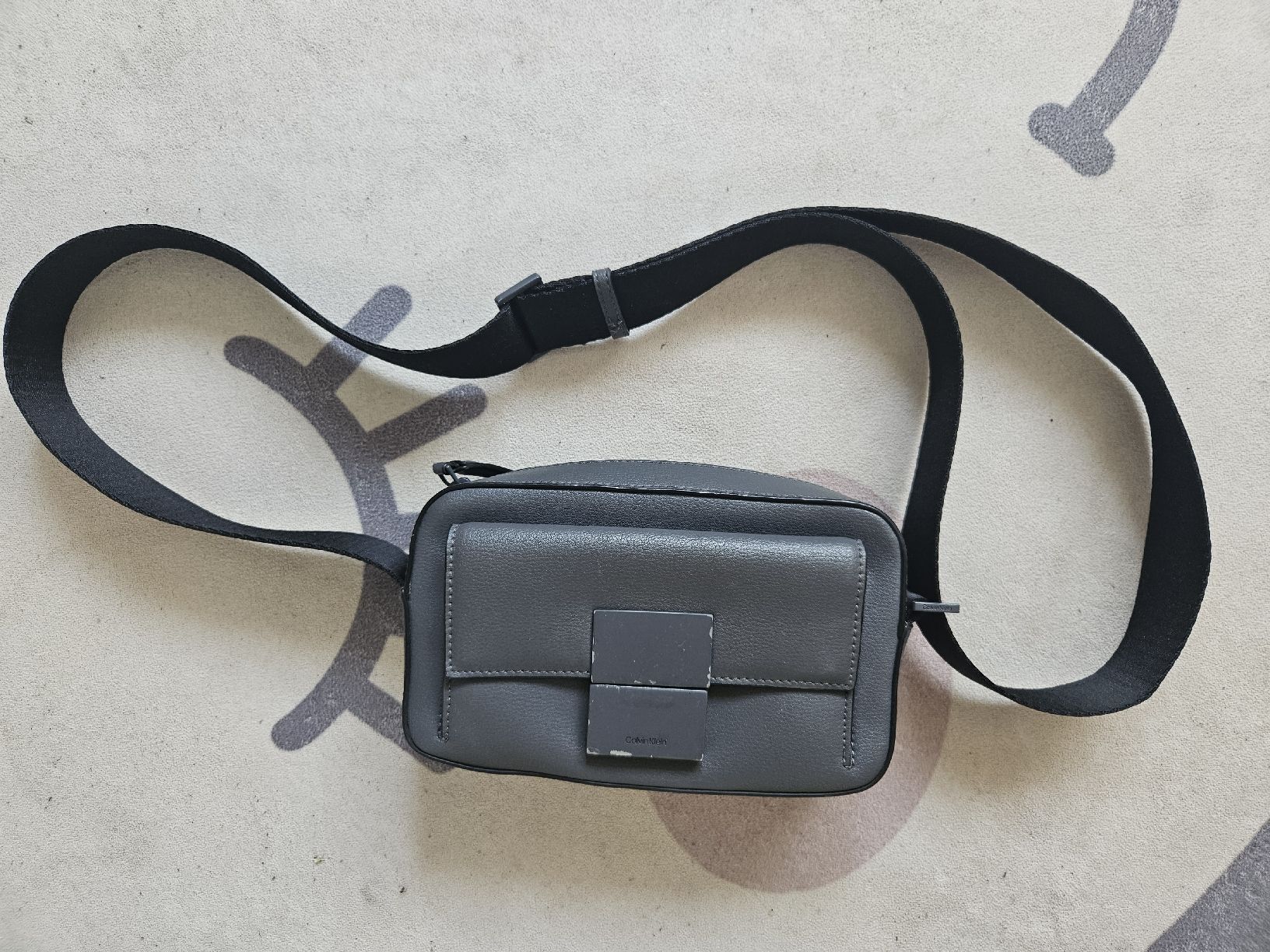 Calvin Klein Borse: Calvin Klein Umhängetasche -  Grau – Usato da Oberwil BL venduto da blackdiamond14