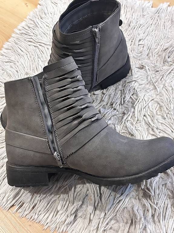 Scarpe da donna: Graue Boots – Nuovo e nell'imballaggio originale da Finsterhennen venduto da spe_j6zr 2