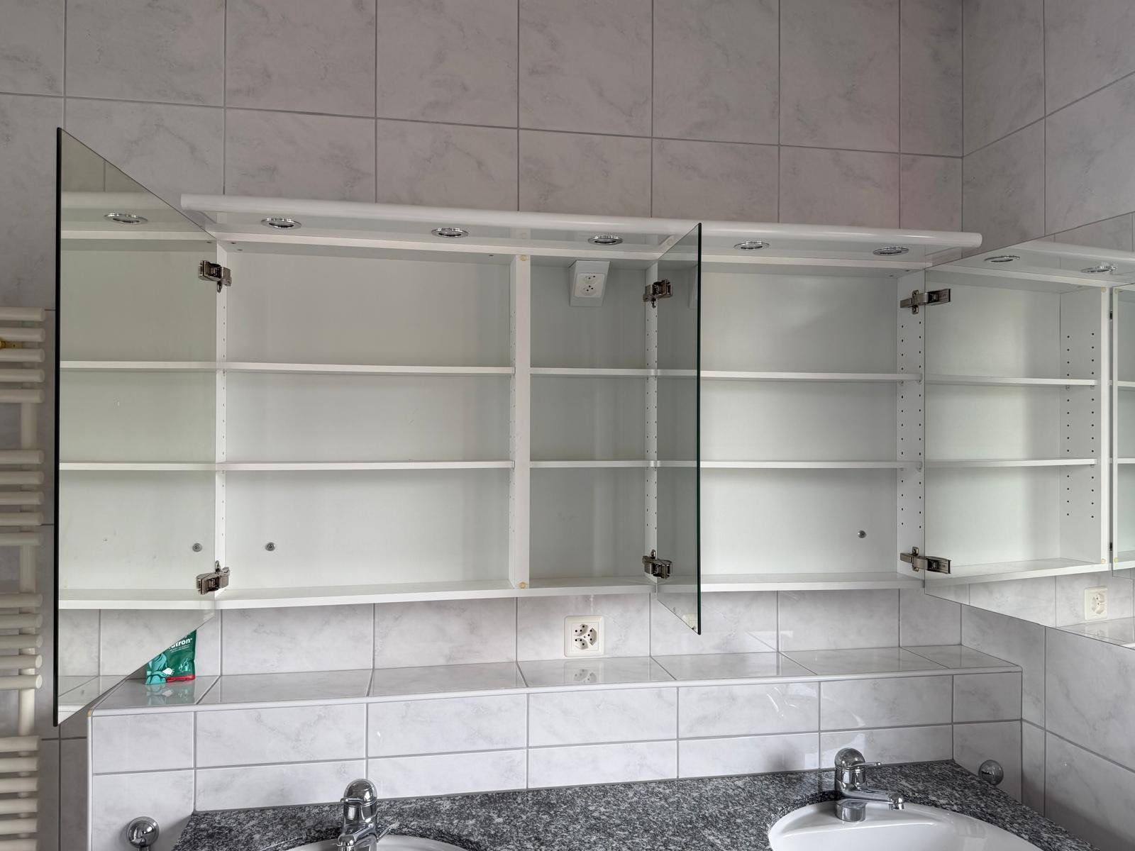 Armadietti a specchio: Spiegelschrank mit LED – Usato da Abtwil SG venduto da Cohiba_82