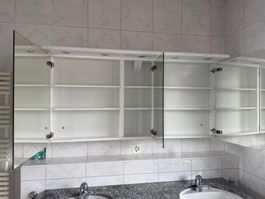 Spiegelschrank mit LED