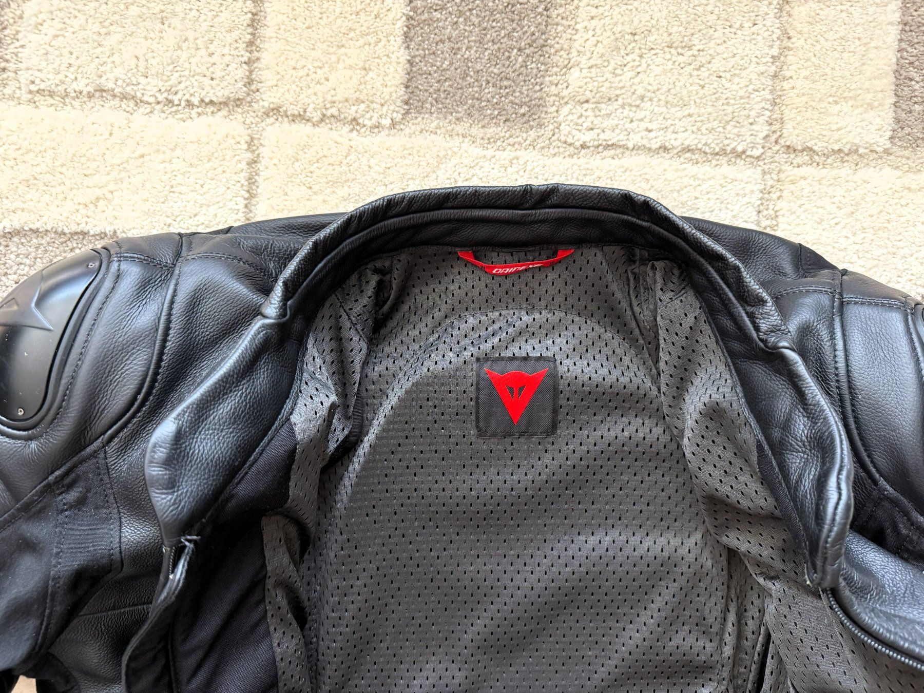Dainese Giacche: Dainese Lederjacke mit Rückenprotektor Gr.56 – Usato da Neftenbach venduto da UPGREAT-IT 8