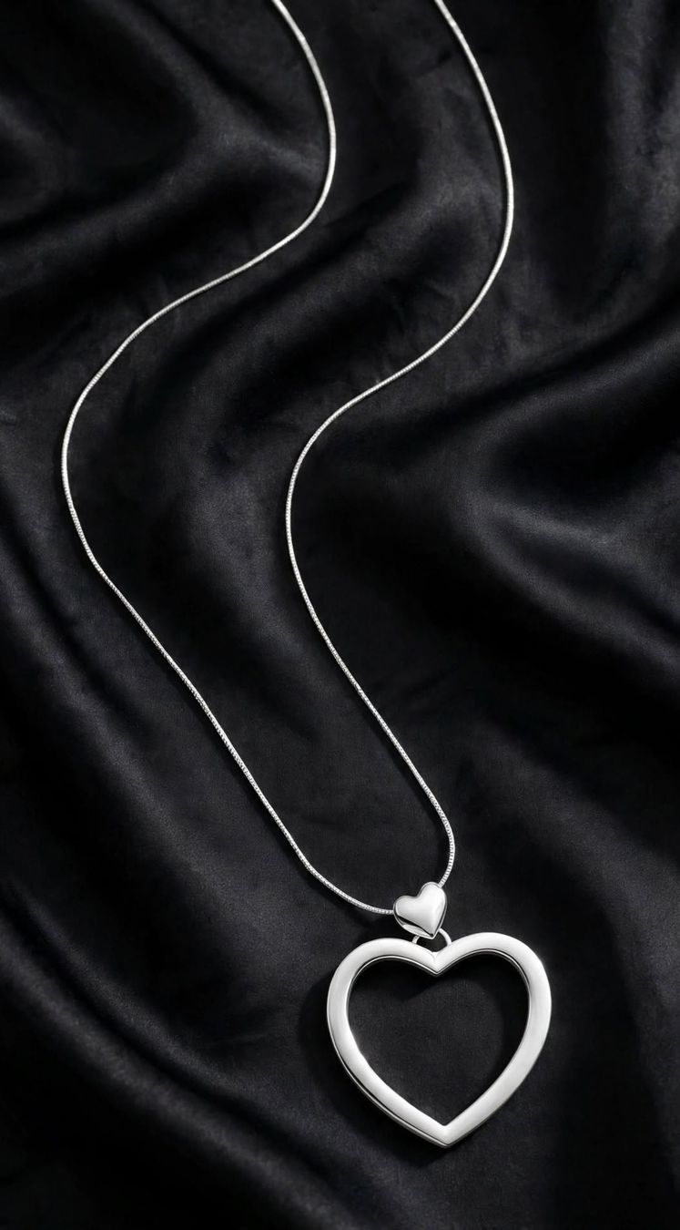 Catenine: Collana lunga con ciondolo a forma di cuore colore argento – Nuovo (secondo la descrizione) da Giubiasco venduto da Stefaniav 1