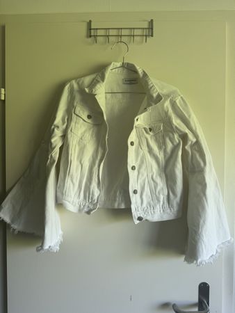Glamorous Jeansjacke in Weiss mit Trompetenärmel, Gr. S
