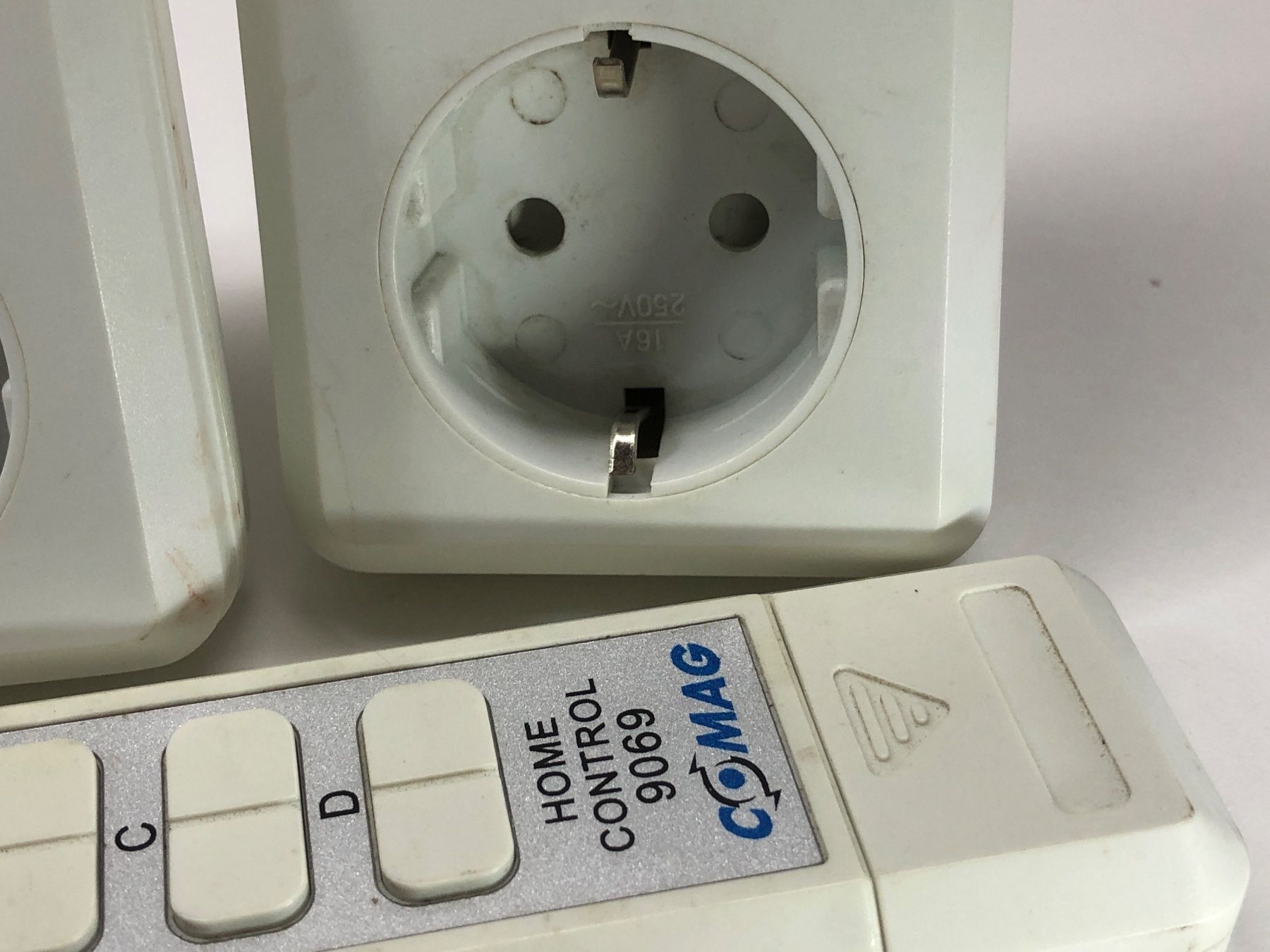 Interruttori: Funkschalter Set / 1 Sender + 2 Empfänger / Schuko DE – Usato da Bergdietikon venduto da Garak 6