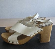 Weiße Damen-Sandalen der Marke Bata.