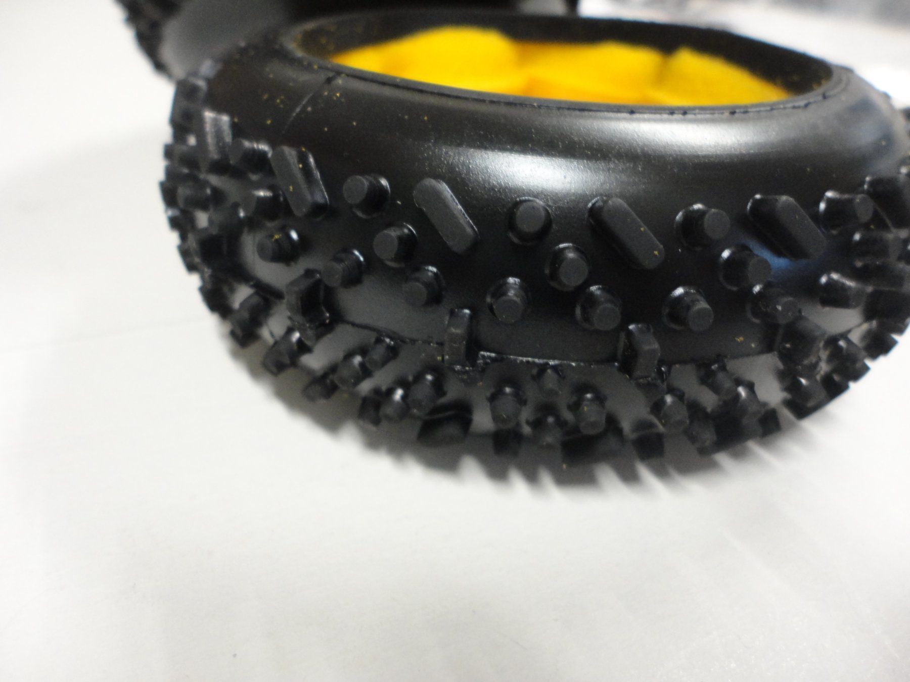 RC Kits de montage: Buggy 1:8 Reifen Qualifire mit Einlagen – Neuf avec emballage d'origine à Horgen par RcModell 2