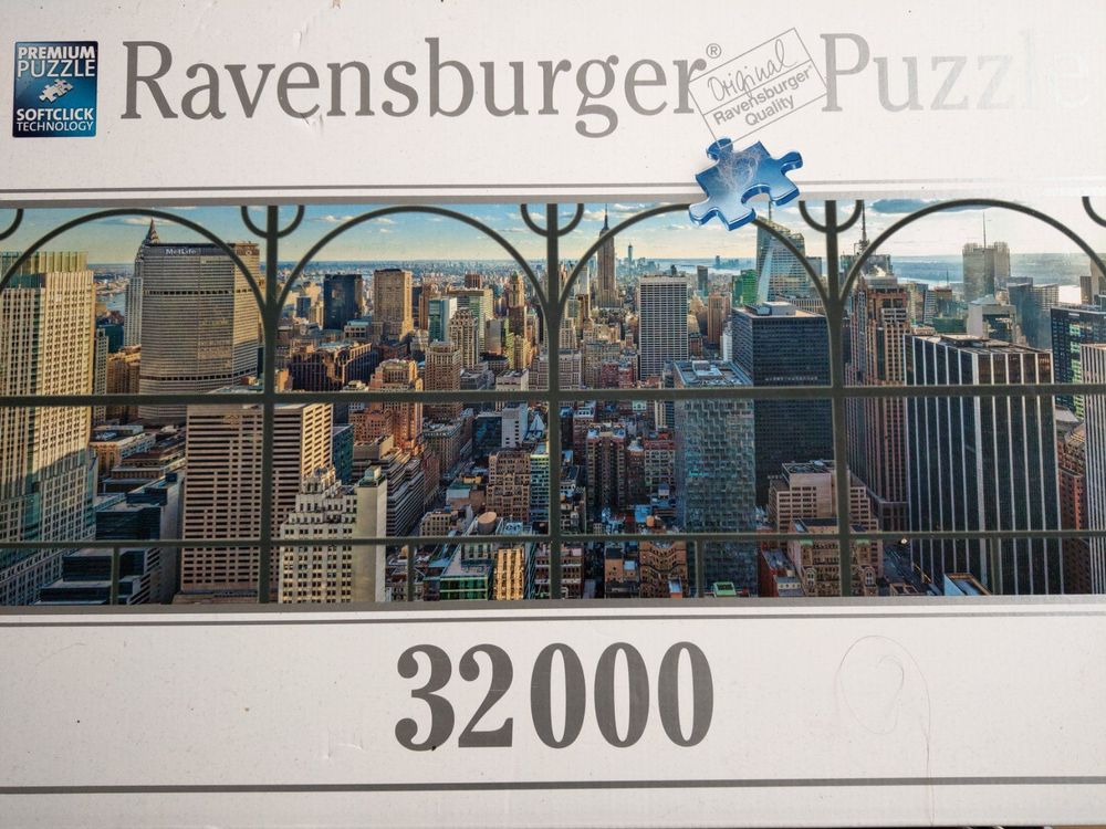Ravensburger A View of Manhattan 32000 pc Puzzle main image 1