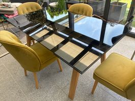MADE.COM Ausziehbarer Glastisch 160–220 cm inkl. 4 Stühlen