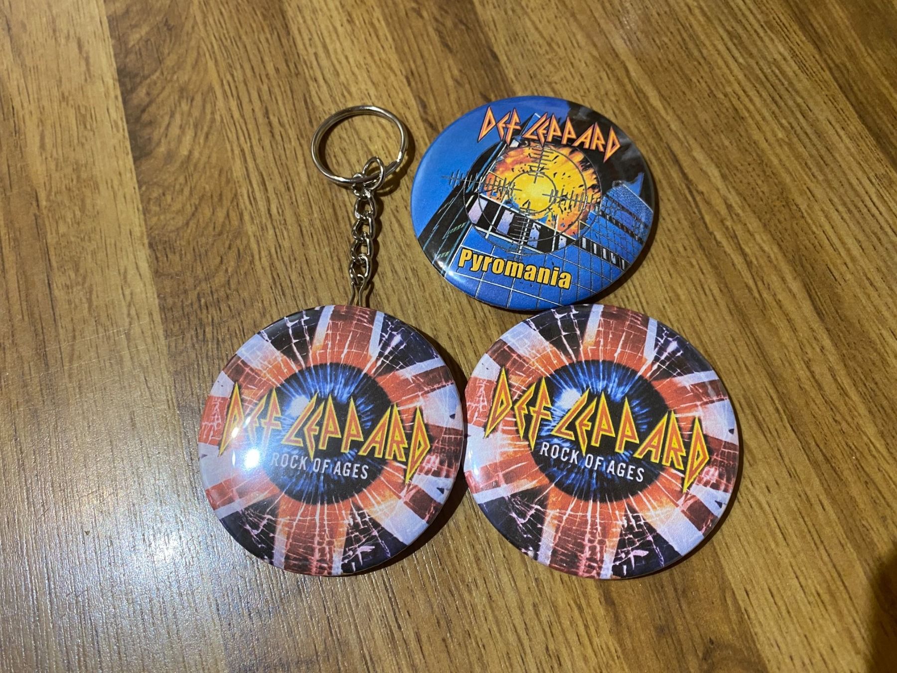 Placchette & Badge: Def Leppard- Flaschenoeffner & Magnete! – Nuovo (secondo la descrizione) da Basel venduto da FatCatPacksTheRatt