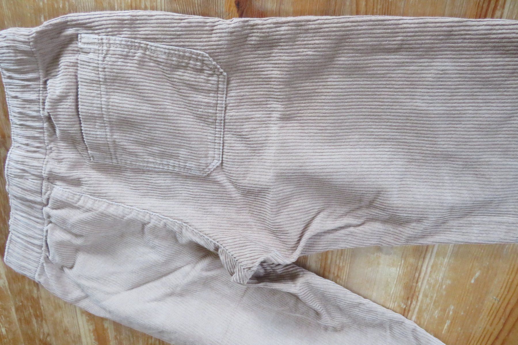 H&M Pantaloni: H&M Cordhose in Gr. 134 – Usato da Steckborn venduto da Bibendum02 4
