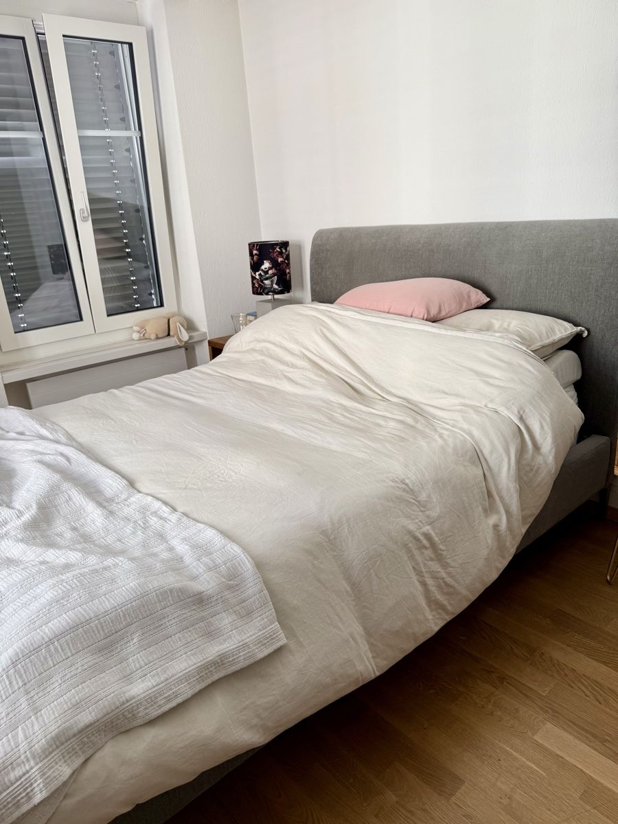 Letti: West Elm Andes Deco Upholstered King Bed Frame + Simba King  – Usato da Zürich venduto da jam_f9nt