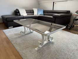 Toller Couchtisch mit Glasplatte, weiss, geschwungene Füsse,