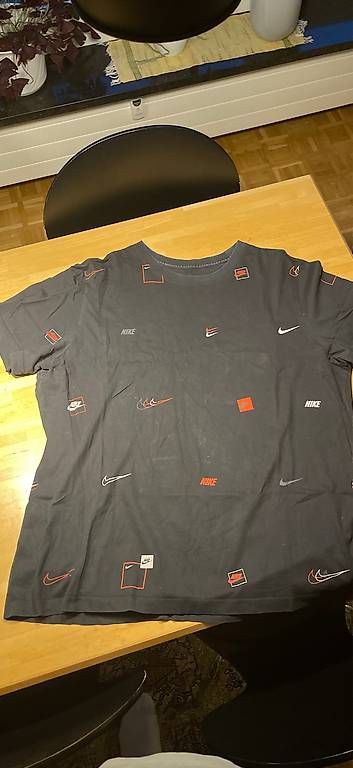 Nike T-shirt: T-Shirt Nike XL – Usato da Basel venduto da pskb24
