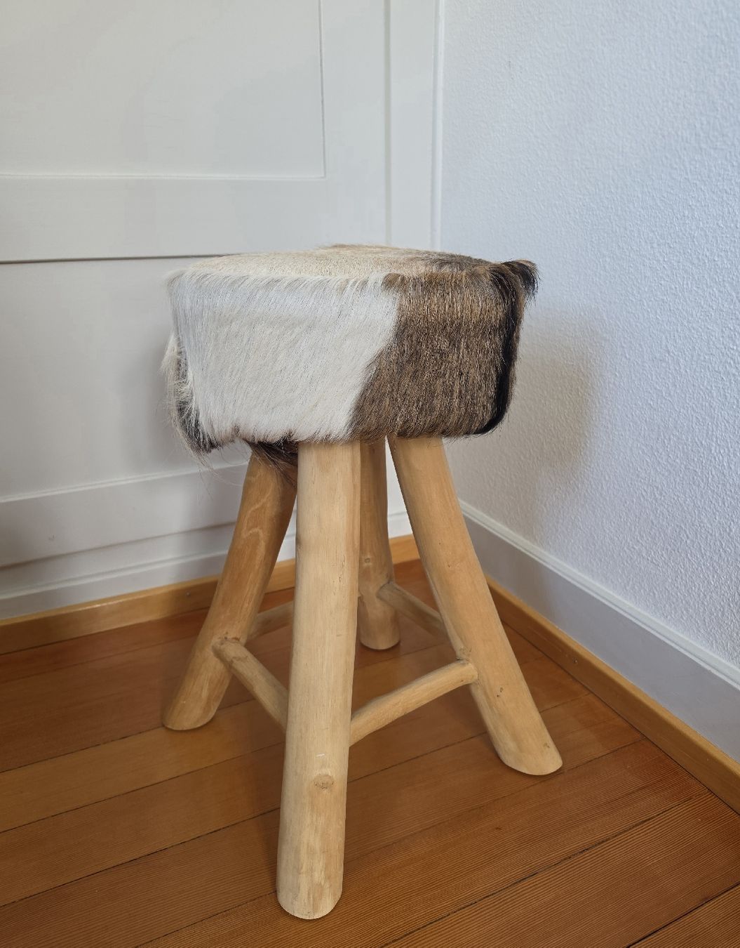 Hocker: Cowhide Wooden Stool – Neu (gemäss Beschreibung) aus Herrliberg von vog_q6wg 2
