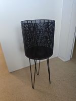 Stylish Metal Plant Pot Stand - Black Geometric Design 🖤