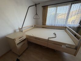Pflegebett Heimelig inkl. Nachttisch, top Zust.
