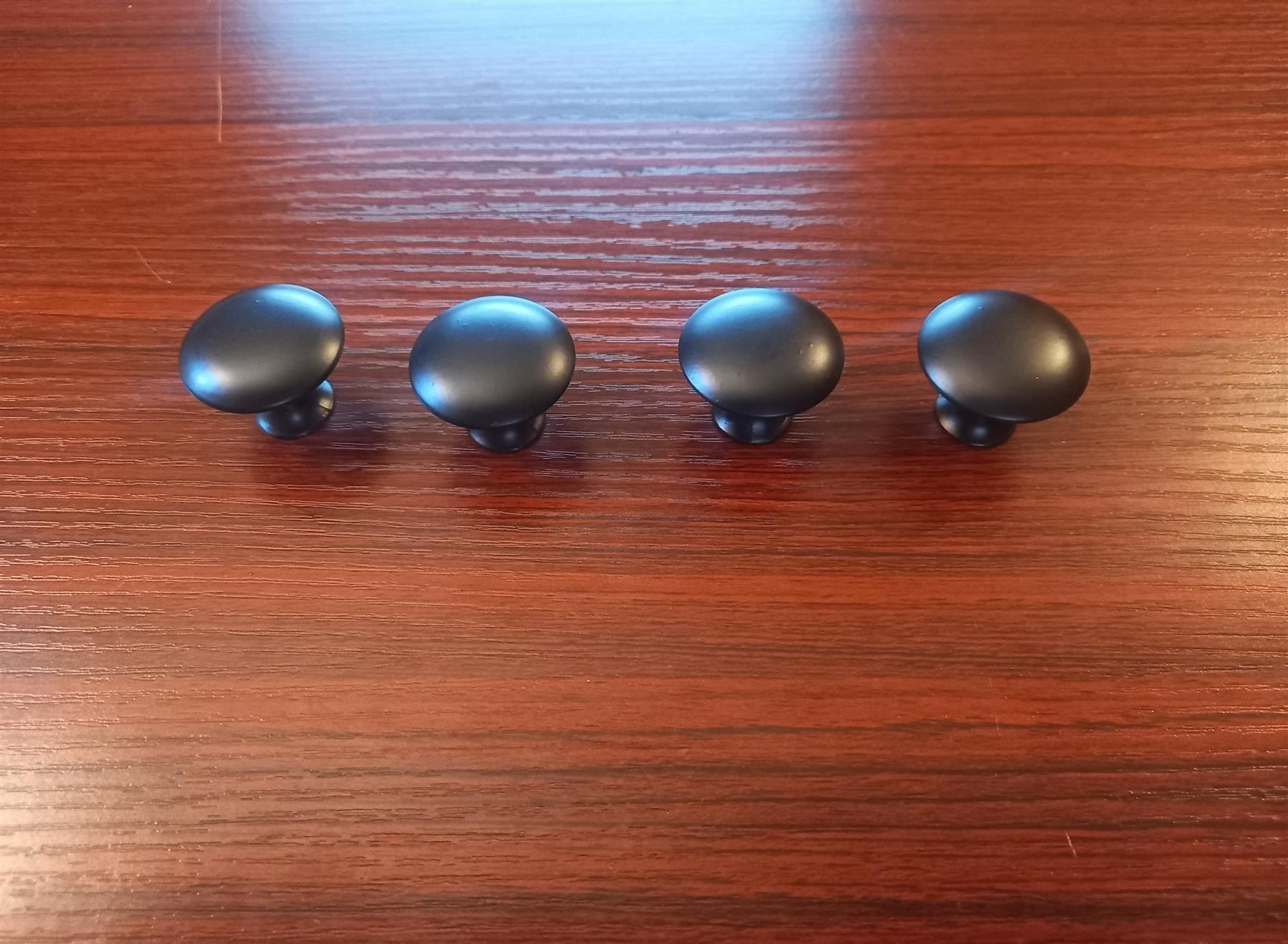 Ferramenta: 20x schwarze Möbelgriffe / Poignée noir pour meuble – Nuovo e nell'imballaggio originale da Lausanne venduto da batishop