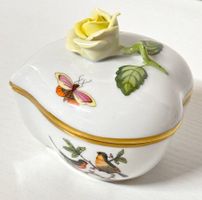Herend Porzellan Herzdose mit Rosenknauf im Dekor Rothschild
