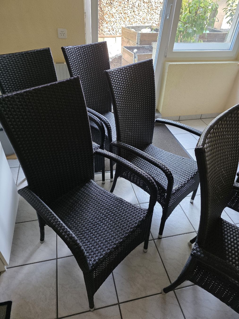 Chaises: 6 Stühle Polyrattan schwarz Stapelbar – D'occasion à Alberswil par mario889 1