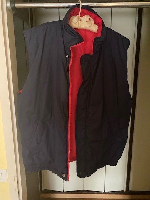 Gilet & Giacche: Gilet nylon bleu / rouge recto verso, US Basic, XL – Usato da Meyrin venduto da Abac007