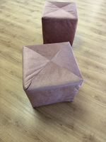 2 rosa würfelförmige Sitzpoufs aus Stoff