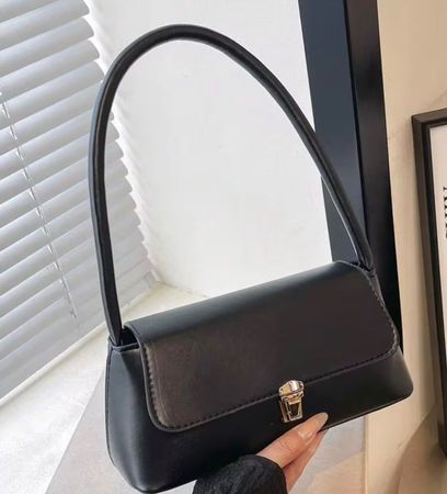 Kleine schwarze Handtasche mit Metallverschluss