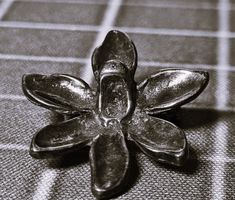 Vintage-Stil-Brosche, Blumen-Form, Anstecknadel, versilbert