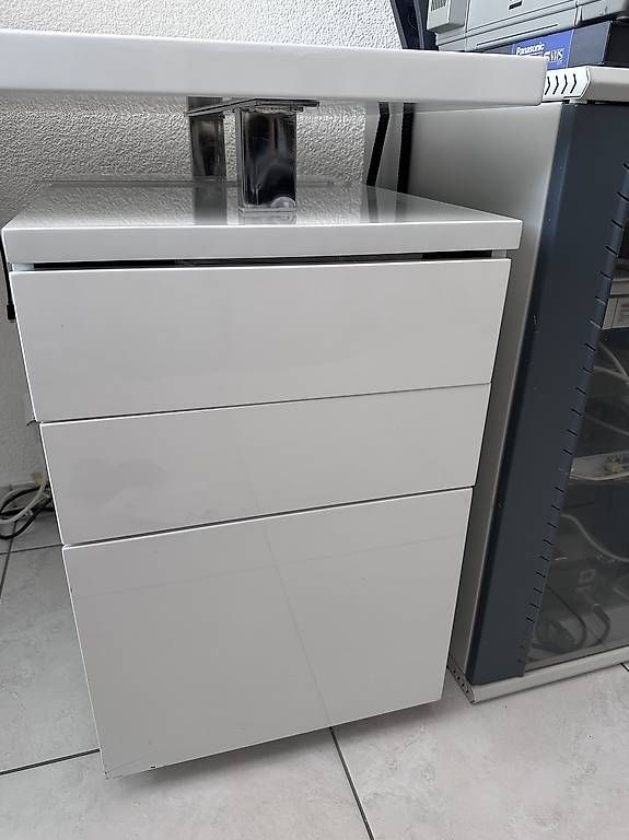 Bureaux: Bürotisch weiss glänzend mit Korpus  – D'occasion à Hägendorf par AdlerTom 1