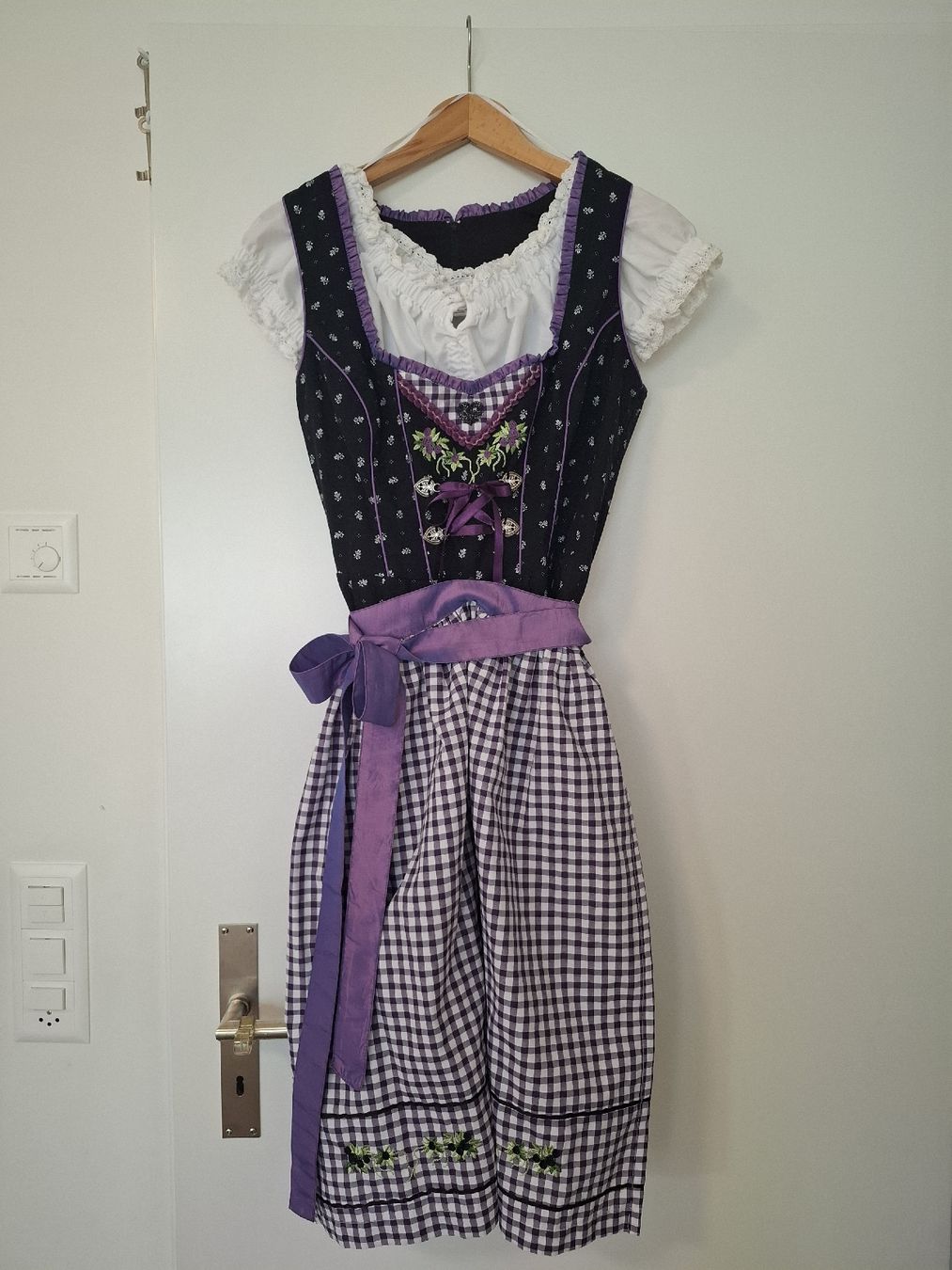 Kleider: Wunderschönes und hochwertiges Dirndl Gr. 38 – Gebraucht aus Chur von Petra21