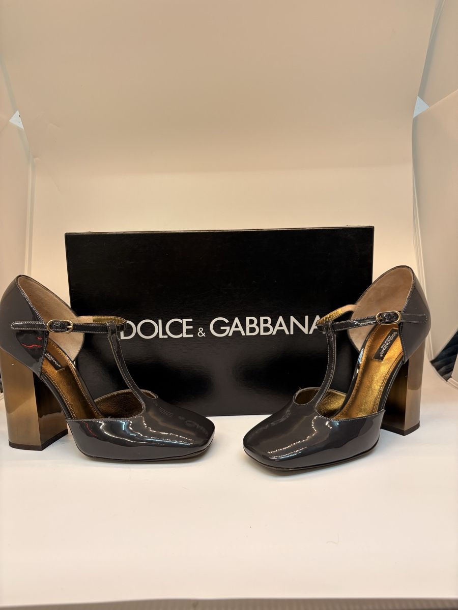 Dolce & Gabbana Scarpe da donna: Dolce & Gabbana Lackleder-T-Strap Pumps mit Blockabsatz Eu39 – Usato da Wollerau venduto da Florencio.M 2
