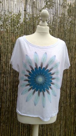 T-shirt blanc motif fleurs plumes bleu, taille M
