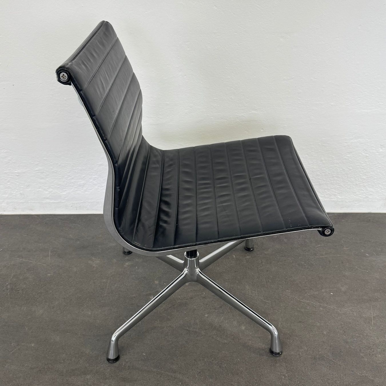 Sedie: Vitra Eames Alu Chair EA106 Leder – Usato da Schönenwerd venduto da mcofficeshop 2