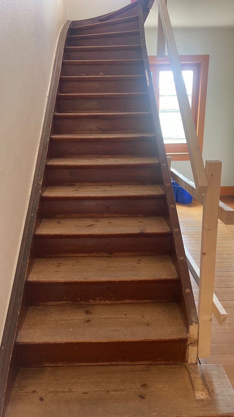 Escaliers: Historische Treppe zu verkaufen – D'occasion à Othmarsingen par ami_9f5j