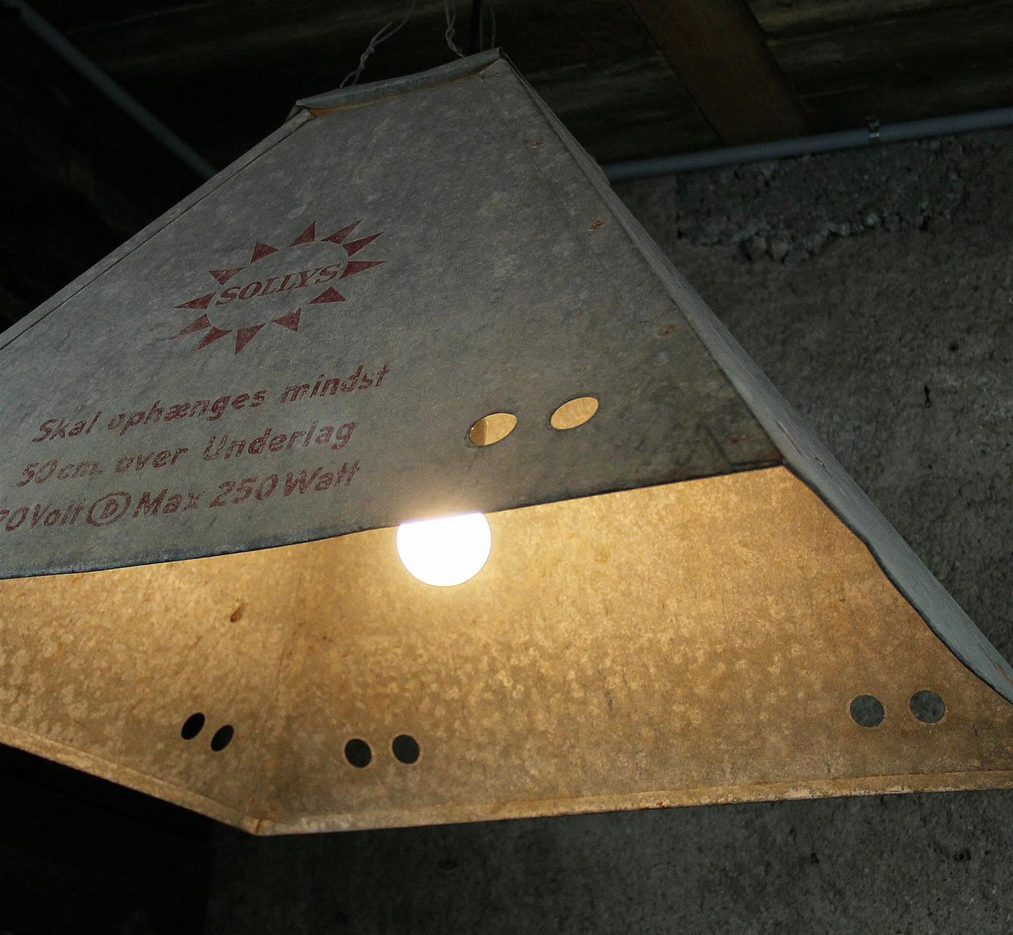 Lampade: Industrielampe, Fabriklampe, Hallenlampe – Usato da Birrwil venduto da brandschatz_birrwil 9